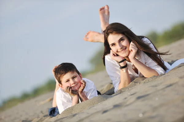 Moeder en zoon ontspannen op het strand — Stockfoto