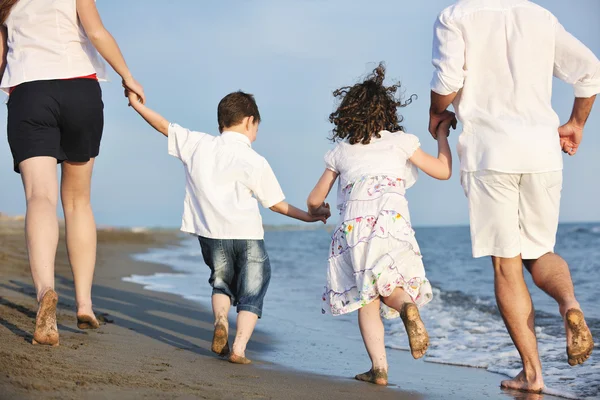 Glückliche junge Familie hat Spaß am Strand — Stockfoto