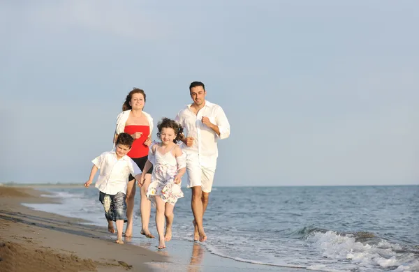 快乐的年轻家庭在海滩上玩得开心 — 图库照片
