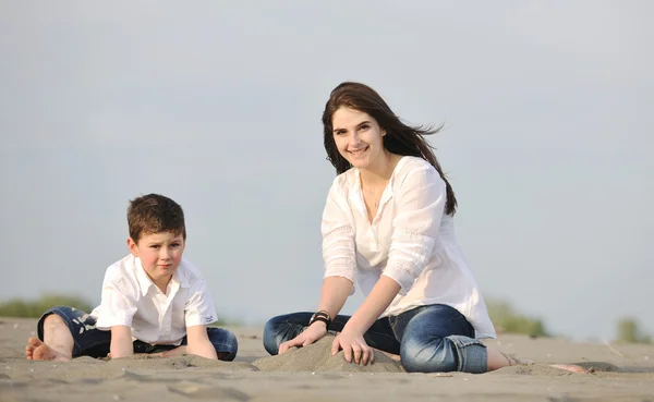 Máma a syn relaxaci na pláži — Stock fotografie