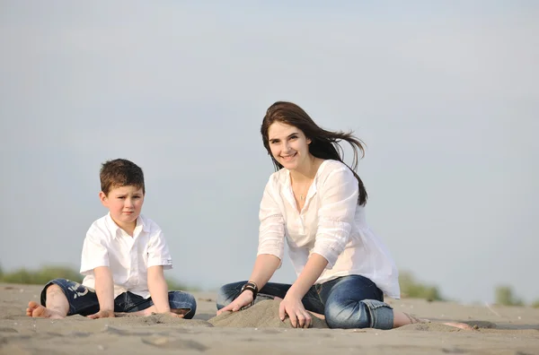 Anya és fia, pihentető a strandon — Stock Fotó