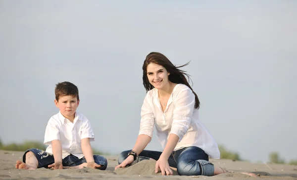 Мама и сын отдыхают на пляже — стоковое фото
