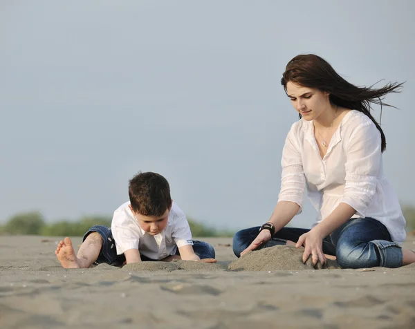 Mama i syn, relaks na plaży — Zdjęcie stockowe