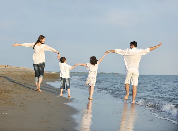 행복 한 어린 가족들은 해변에서 즐거운 시간을 보낸다 — 스톡 사진