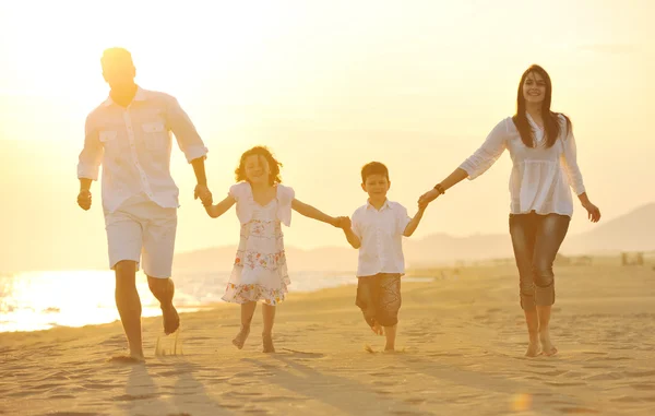 행복 한 어린 가족 은해가질 때 해변에서 즐거운 시간을 보낸다 — 스톡 사진
