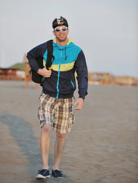 Mann geht am Strand spazieren — Stockfoto