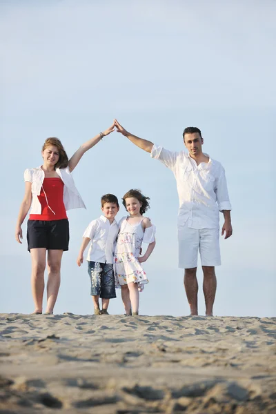 Familie am Strand zeigt Hausschild — Stockfoto