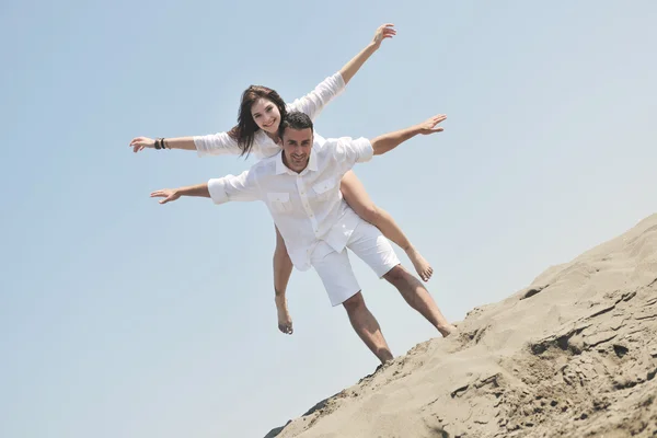 Gelukkig jong paar veel plezier op het strand — Stockfoto