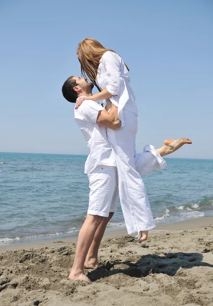 Feliz pareja joven divertirse en la playa —  Fotos de Stock