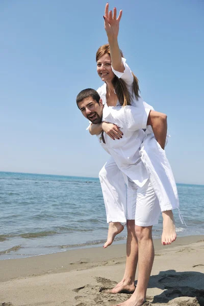 Ευτυχισμένο νεαρό ζευγάρι διασκεδάστε στην παραλία — Φωτογραφία Αρχείου