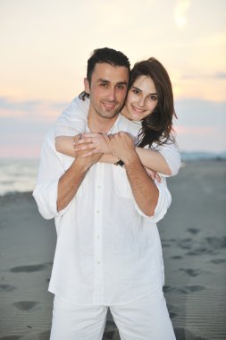 Mutlu genç çift sahilde iyi eğlenceler.
