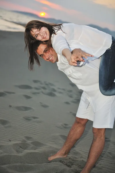快乐的年轻夫妇在海滩上玩得开心 — 图库照片