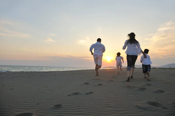 행복 한 어린 가족 은해가질 때 해변에서 즐거운 시간을 보낸다 — 스톡 사진