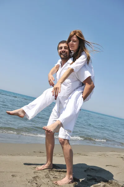 快乐的年轻夫妇在海滩上玩得开心 — 图库照片