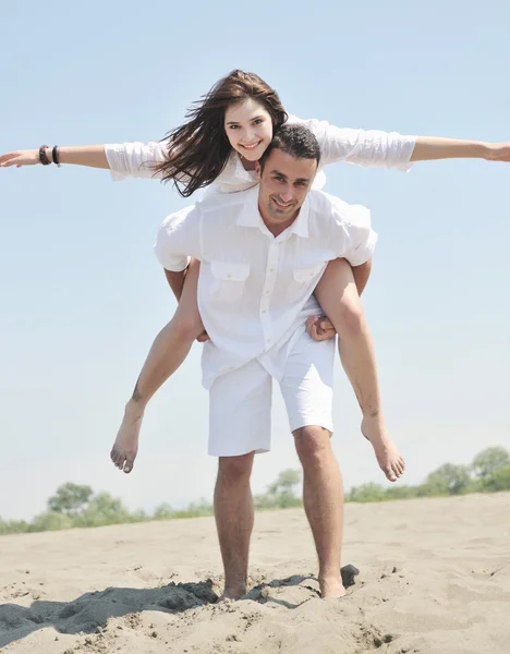 Щаслива молода пара розважається на пляжі — стокове фото