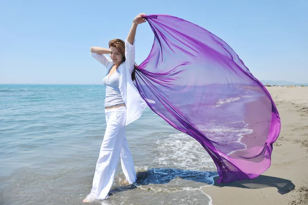 Bella giovane donna sulla spiaggia con sciarpa — Foto Stock