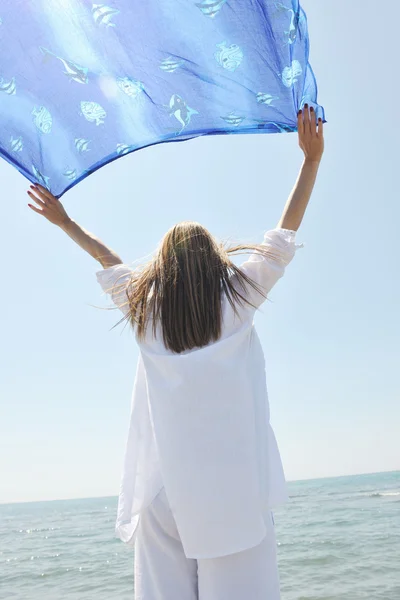 Gyönyörű fiatal nő a strandon sállal — Stock Fotó