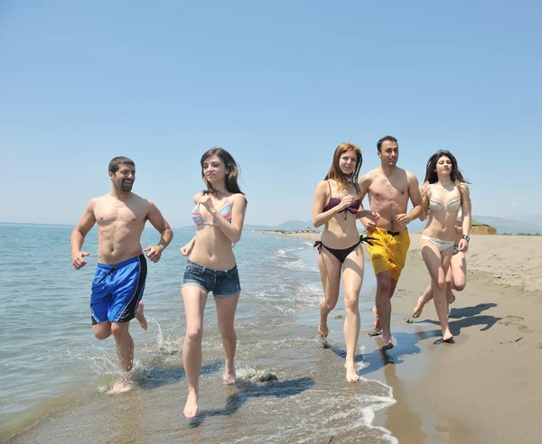 Ευτυχισμένη ομάδα έχουν τη διασκέδαση και να λειτουργήσει στην παραλία — Φωτογραφία Αρχείου