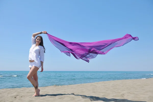 아름다운 젊은 여자가 스카프를 두르고 해변에 있다 — 스톡 사진