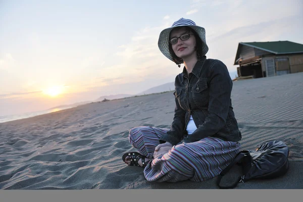 Mladá žena užívat na pláži — Stock fotografie