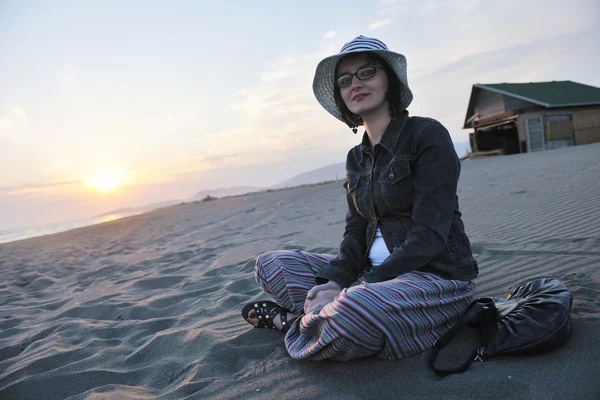 Młoda kobieta korzystać na plaży — Zdjęcie stockowe