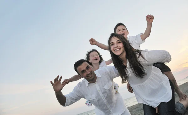 Mutlu genç aile sahilde eğleniyor. — Stok fotoğraf