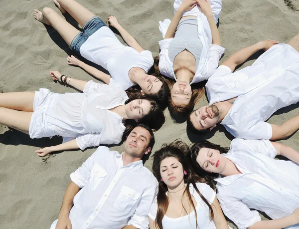 Grupo de jóvenes felices en divertirse en la playa — Foto de Stock