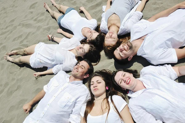 Группа счастливых молодых в весело провести время на пляже — стоковое фото