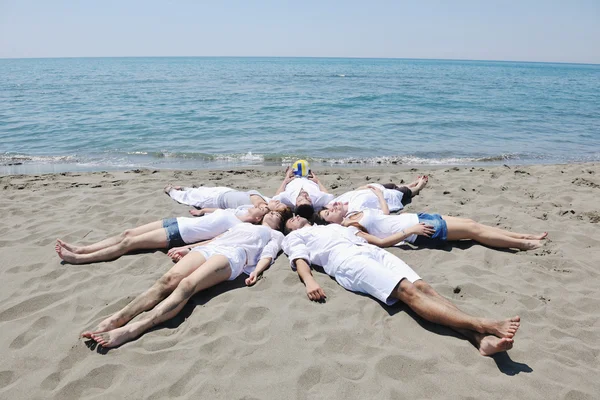 Skupina happy mladých v bavit na pláži — Stock fotografie