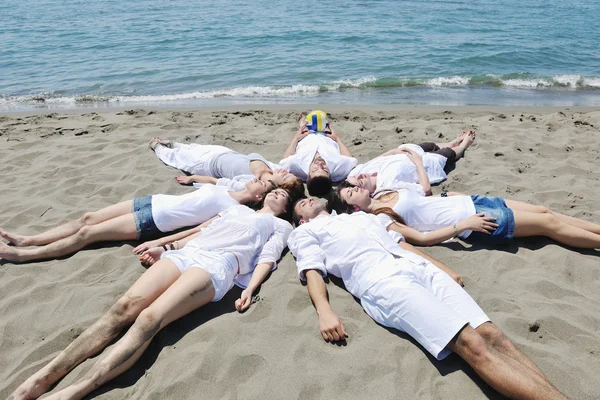 Grupo de jóvenes felices en divertirse en la playa —  Fotos de Stock