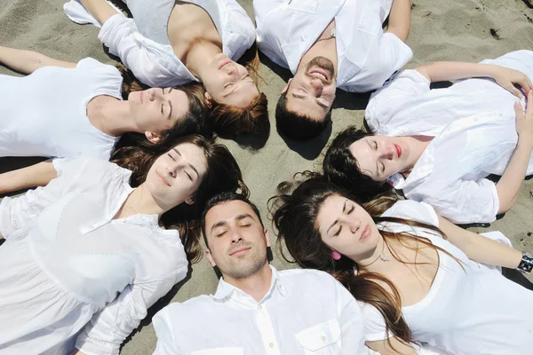Grupo de jóvenes felices en divertirse en la playa —  Fotos de Stock