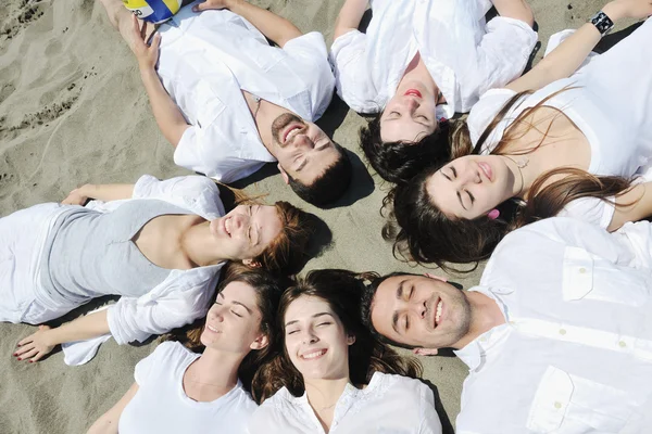 Groupe de jeunes heureux dans avoir du plaisir à la plage — Photo
