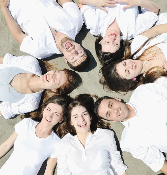 Grupp glada unga i ha kul på stranden — Stockfoto