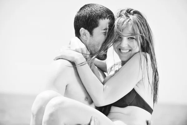 快乐的年轻夫妇在海滩上度过浪漫的时光 — 图库照片