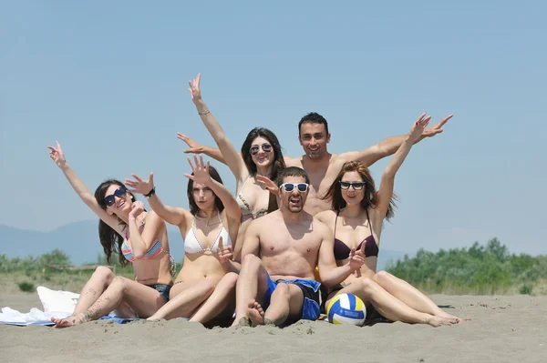 Skupina happy mladých v bavit na pláži — Stock fotografie