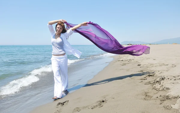 Mujer joven relajarse en la playa —  Fotos de Stock
