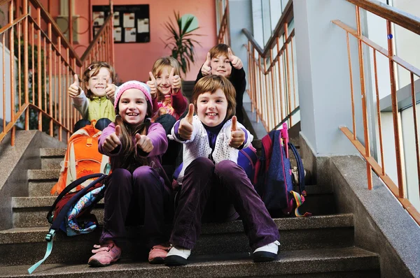 Щаслива група дітей у школі — стокове фото