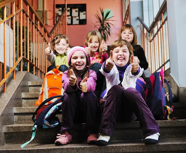Šťastná dětská skupinka ve škole — Stock fotografie