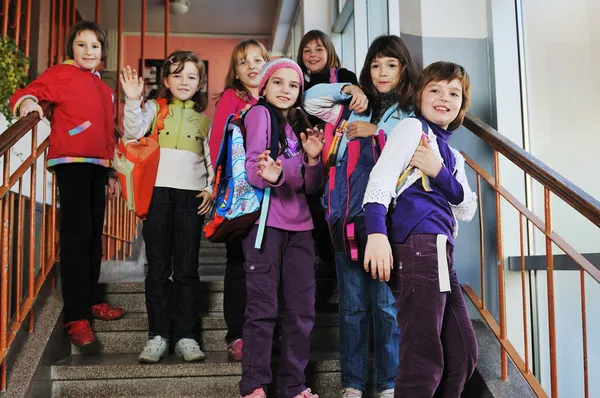Šťastná dětská skupinka ve škole — Stock fotografie