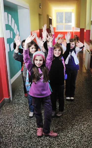 Gelukkig kinderen groep in school — Stockfoto