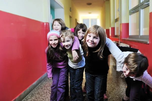 Okulda mutlu çocuklar grubu — Stok fotoğraf
