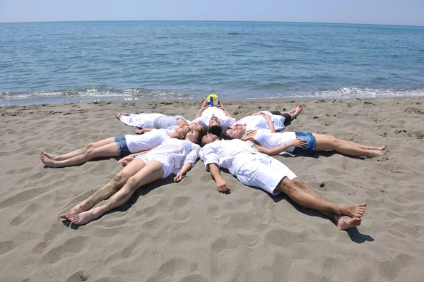 Mutlu genç grup var eğlenceli plaj — Stok fotoğraf