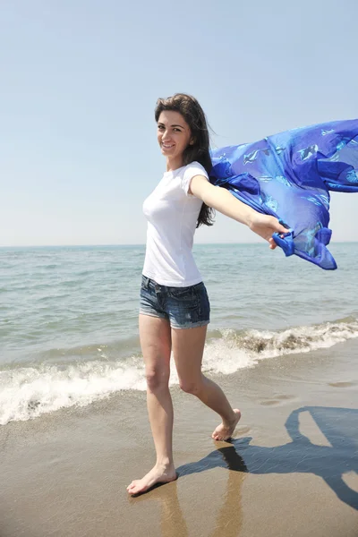 Jeune femme profiter sur la plage — Photo