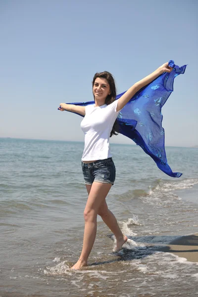 젊은 여성이 해변에서 즐길 수 — 스톡 사진