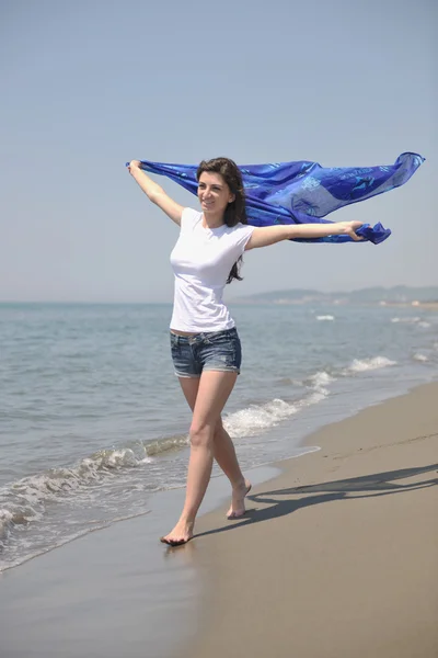 Молодая женщина наслаждаться на пляже — стоковое фото