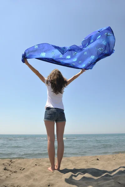 Junge Frau genießen am Strand — Stockfoto