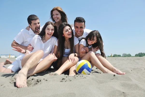 Grupp glada unga i ha kul på stranden — Stockfoto