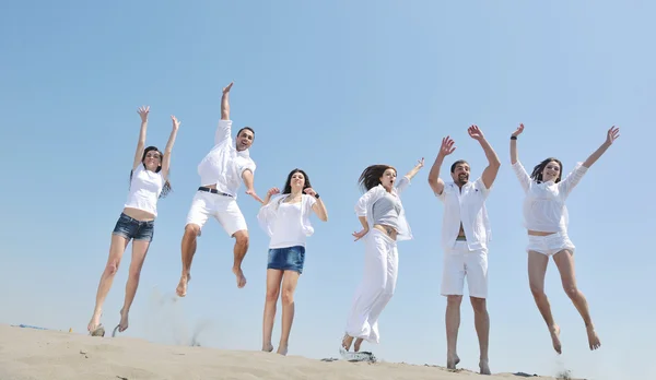 Grupo de jóvenes felices en divertirse en la playa — Foto de Stock