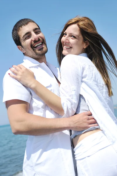 Boldog fiatal pár érezd jól magad a strandon — Stock Fotó
