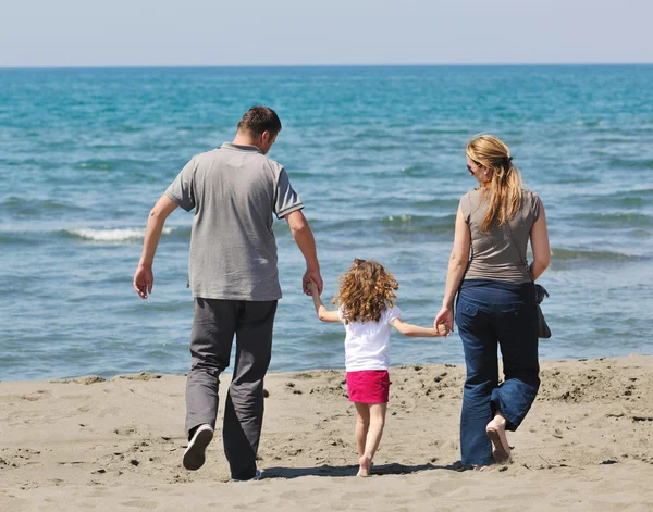 幸せな若い家族はビーチで楽しんでいます — ストック写真